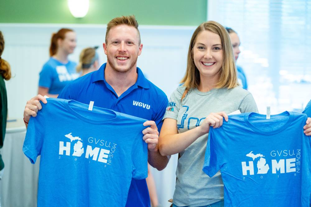 Alumni show off their Move-In shirts